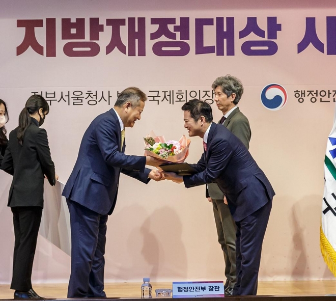 김태우(오른쪽) 서울 강서구청장이 지난 22일 정부서울청사에서 열린 ‘2022년 대한민국 지방재정대상’ 시상식에서 이상민 행정안전부 장관으로부터 ‘재정분석 최우수단체 행정안전부 장관상’을 수상하고 있다. 강서구 제공