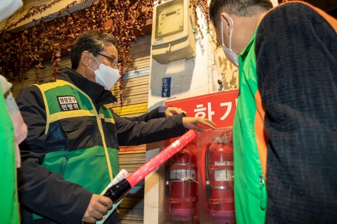 최호권(왼쪽) 영등포구청장이 지난달 17일 문래동 창작촌에서 소화기 등 소방 장비를 점검하고 있다. 영등포구 제공