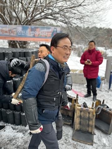 연탄 봉사에 나선 김형재 서울시의원