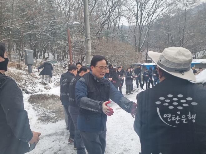 연탄 봉사에 나선 김형재 서울시의원