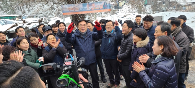 연탄 봉사한 정진석 비대위원장과 김형재 서울시의원