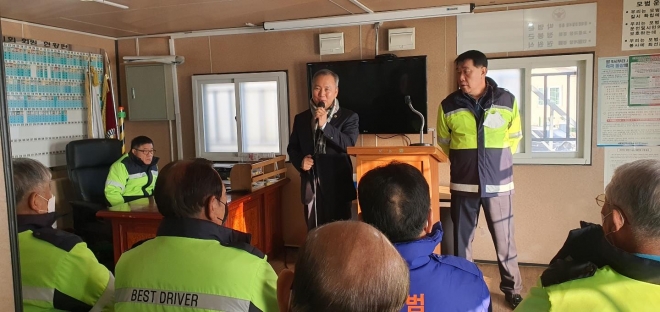 ‘2022년 동대문모범운전자회 4/4분기 검열점호’ 행사에서 인사말을 하는 이병윤 의원
