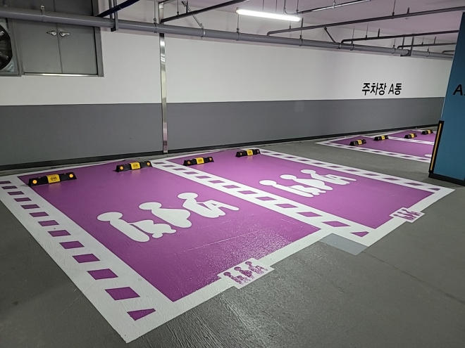 서울 마포구가 망원나들목 공영 주차창 내 설치한 ‘BPA 배려주차공간’의 모습. 유아 동반자(Baby caring person), 임신부(Pregnant person), 노약자(Aged person) 등 남녀를 불문하고 배려가 필요한 모든 교통 약자가 이용할 수 있는 주차 공간이다. 마포구 제공 