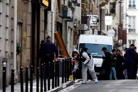 대낮에 총격이 발생한 프랑스 파리 10구의 거리. 2022.12.24 로이터연합뉴스