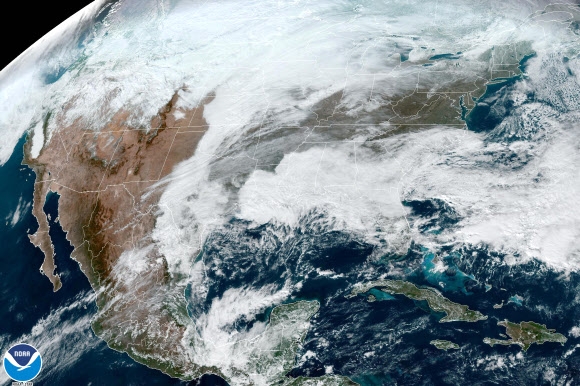 북미 지역의 구름 모습을 보여주는 위성 이미지
