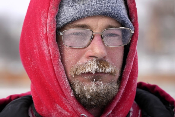 23일(현지시간)미국 아이오아주 디모인에서 한 시민의 얼굴에 얼음이 맺혀 있다. AP