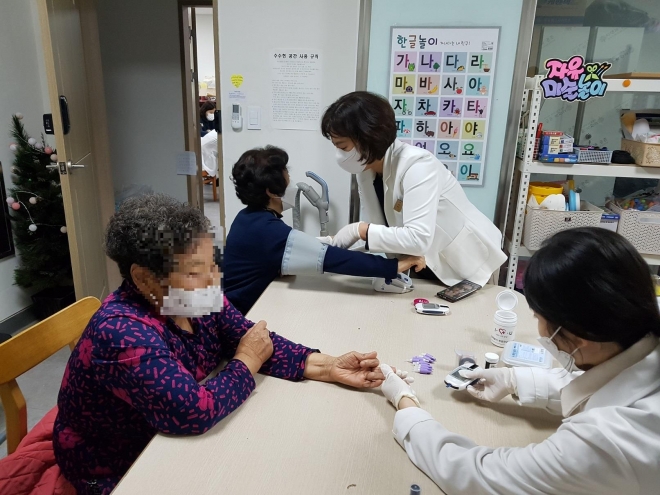 서울 종로구 5권역 건강돌봄센터에서 신체계측을 진행하는 모습. 종로구 제공.