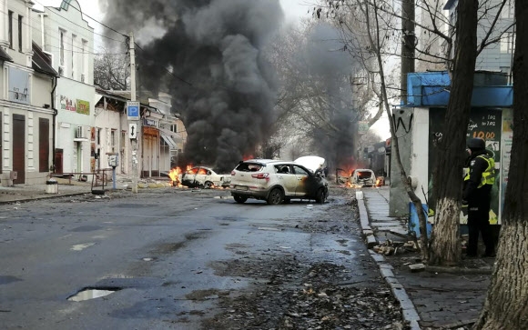 24일(현지시간) 러시아의 폭격을 맞은 우크라이나 남부 헤르손의 한 거리.AP