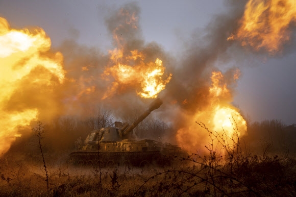 우크라이나 하르키우에서 24일(현지시간) 우크라이나군의 자주포가 발사하고 있다. AP