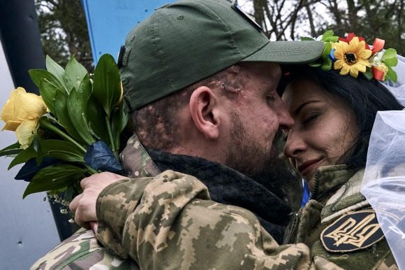 24일(현지시간) 우크라이나 동부 돈바스 지역의 돈네츠크에서 결혼한 우크라이나 군인 부부. AP