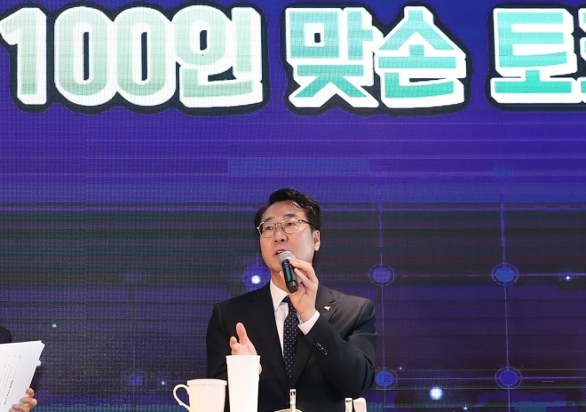 정명근 경기 화성시장이 22일 열린 ‘김동연 도지사와 함께하는 화성시민 100인과의 맞손 토크’에서 발언을 하고 있다. 화성시