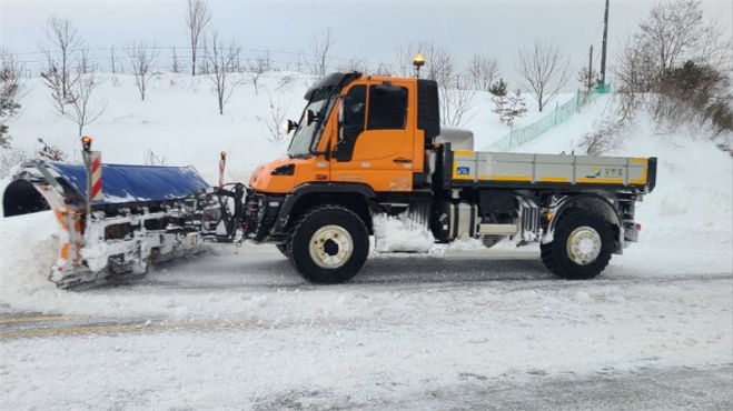 24일 강원도 도로관리사업소 소속 차량이 전북 순창에서 제설 작업을 하고 있다. 순창군 제공