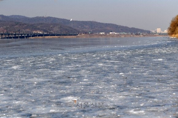 강추위가 계속되면서 기상청이 한강이 얼었다고 밝힌 25일 서울 광나루 한강시민공원 인근 한강에 얼음이 얼어 있다. 2022.12.25. 도준석 기자