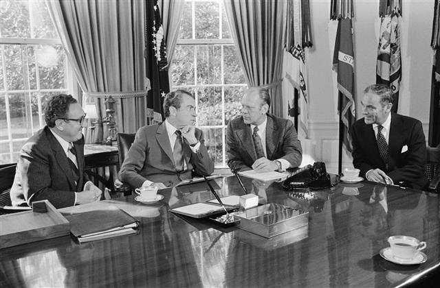 부통령으로 지명된 포드(오른쪽 두 번째)가 백악관에서 닉슨(세 번째)을 만나 환담하고 있다.  AP·닉슨기념도서관