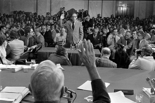 상원 워터게이트 청문회에서 증인 선서를 하는 존 딘.  AP·닉슨기념도서관