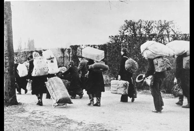 제2차 세계대전이 끝나고 폴란드에서 추방당하는 독일인들. 이들은 수세기 동안 살았던 ‘고향’에서 쫓겨났다. 위키피디아 제공