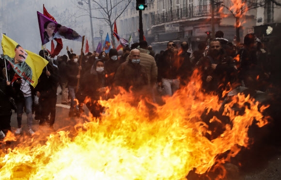 파리 총격 사망 사건에 쿠르드족 폭력 시위