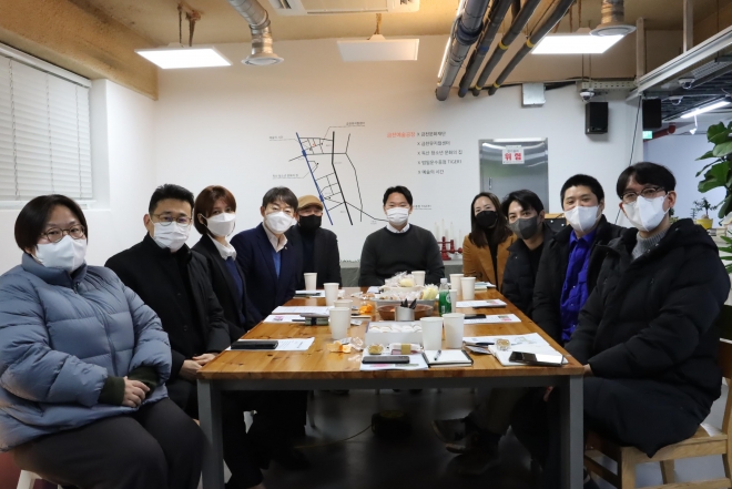 문화예술인 환담회에 참석한 아이수루 의원(왼쪽 위에서부터 세 번째)