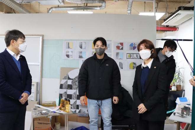 문화예술인 환담회에 참석한 아이수루 의원(앞줄 오른쪽)