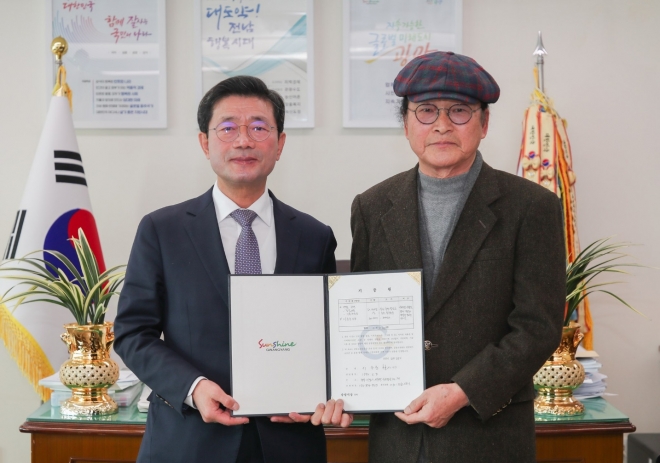 정인화 광양시장과 故 이경모 선생의 유족인 이승준(72.오른쪽) 씨가 부친의 필름 자료 5만여장과 카메라 300여대 등을 광양시에 전달하기 위한 기부 협약을 체결했다. 