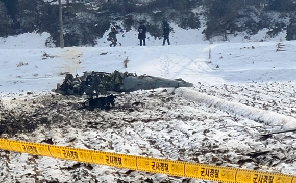 26일 오전 11시 40분께 강원 횡성군 횡성읍 묵계리에서 공군 KA-1 경공격기가 추락해 군 당국이 수습하고 있다. 조종사 A(27)씨와 B(25)씨 등 2명은 무사히 비상 탈출해 소방당국에 의해 이송됐으며, 의식이 명료한 것으로 전해졌다. 2022.12.26  연합뉴스