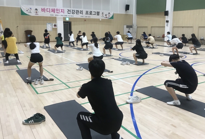 서울 노원구가 선보인 건강 증진 프로그램 ‘청소년 바디체인지’에 참여한 중학생들이 강사의 지도를 받으며 운동을 하고 있다. 노원구 제공 