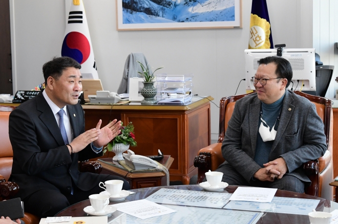박환희 운영위원장(왼쪽)과 조의섭 예산정책처장(오른쪽)