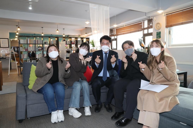 박준희 서울 관악구청장이 신림동 쓰리룸에서 청년들과 기념촬영하고 있다. 관악구 제공.
