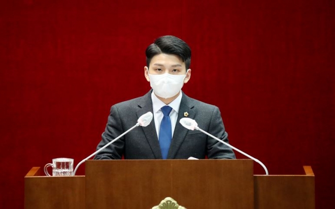 성남시의회 김윤환 의원이 26일 ‘제277회 성남시의회 임시회 제1차 본회의’에서 5분 자유발언을 펼치고 있다. 성남시의회 제공