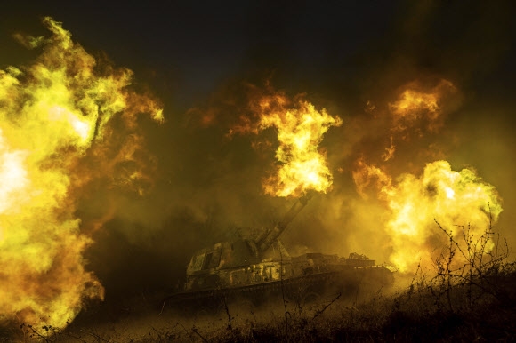 지난 24일(현지시간) 우크라이나 전장에서 우크라이나 군의 자주포가 발사하고 있다. AP