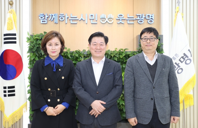 박승원(왼쪽 두 번째) 광명시장과 임오경(왼쪽 첫 번째) 국회의원이 26일 시장실에서 박재순(왼쪽 세 번째) 국토교통부 공공주택추진단장을 만나 광명시흥 신도시 주요 현안에 대해 논의하고 기념사진을 찍고 있다. 광명시 제공 