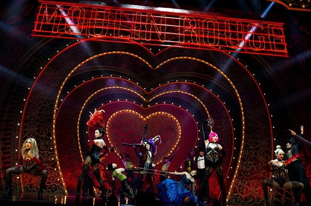 빨간 하트 모양의 조형물로 꾸민 ‘물랑루즈!’ 무대에서 배우들이 화려한 춤을 선보이고 있다. CJ ENM 제공