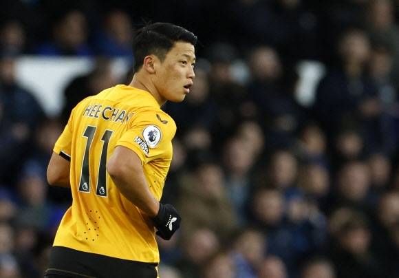 No dia 26 (horário local), Hwang Hee-chan do Wolverhampton joga fora de casa contra o Everton.  Everton Reuters Yonhap News
