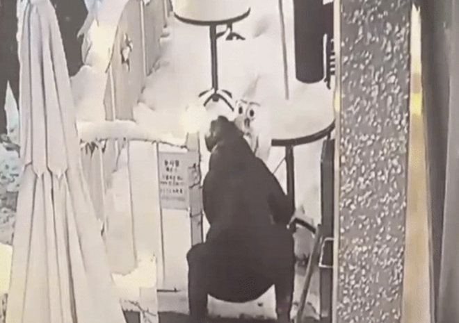 눈사람을 훔쳐가는 남성의 모습이 카페 CCTV에 포착됐다. 인스타그램 갈무리