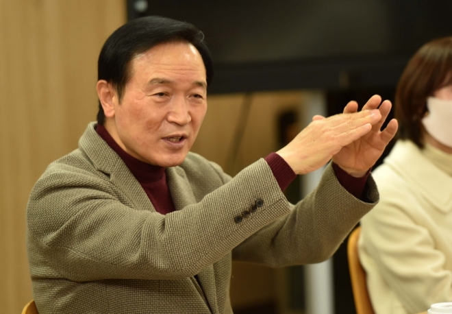 임태희 경기도교육감이 27일 경기도교육청 출입기자단과의 간담회에서 시도지사-교육감 러닝메이트제에 대한 찬성 입장을 밝히고 있다. 경기도교육청