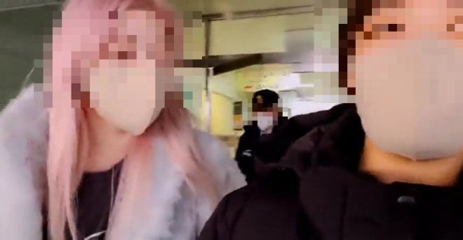 아프리카TV BJ A씨와 B씨가 서울 용산전자상가 내부 촬영 도중 경비원이 촬영을 제재하자 건물 밖으로 나오고 있다(사진 일부 모자이크 처리함). 아프리카TV 방송화면 캡처
