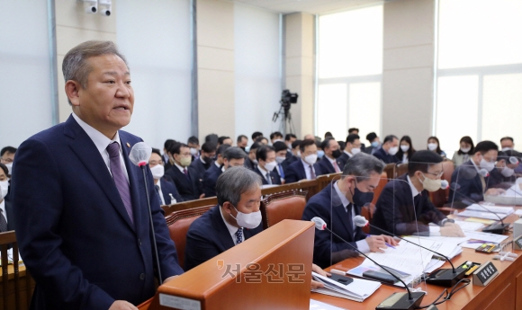 이상민 행정안전부 장관이 27일 국회에서 열린 용산 이태원 참사 진상규명과 재발방지를 위한 국정조사 특별위원회 전체회의에 출석해 기관보고를 하고 있다. 오장환 기자