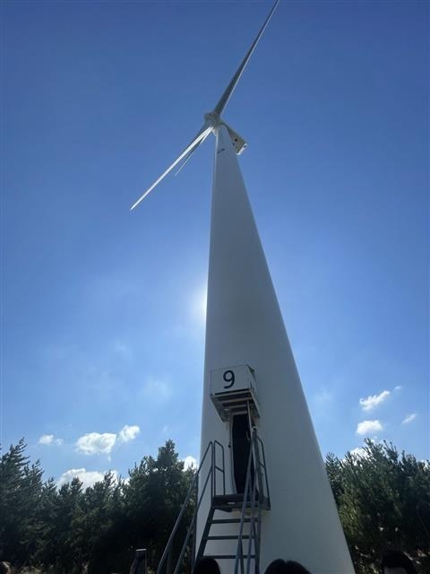 지난 10월 한국전력 전력거래소의 출력제한 요청에 따라 제주시 구좌읍 동복·북촌 풍력발전단지에 설치된 풍력발전기가 가동을 멈춘 채 서 있다.