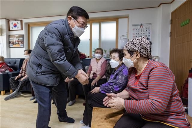 김경호(왼쪽 첫 번째) 서울 광진구청장이 지난달 경로당을 방문해 어르신들에게 인사를 건네고 있다. 광진구 제공
