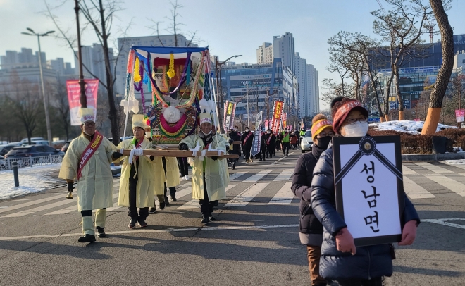 천안시 성남면 주민 200여명이 ‘성남면’이라고 적힌 영정과 항의서가 들어있는 유골함에 이어 상여를 메고 천안시를 항의 방문하기 위해 거리집회를 벌이고 있다.