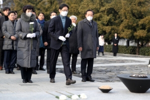 “받고 싶지 않은 선물 억지로 받은 셈”...김경수 전 경남지사 28일 사면 출소