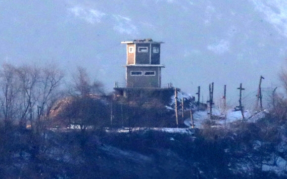 지난 26일 북한의 무인기가 비무장지대(DMZ)를 넘어 민간마을 지역까지 남하한 데 이어 서울 인근까지 근접해 우리 군이 대응했다. 사진은 27일 경기도 파주시 접경지역에서 북측 초소가 보이고 있다. 2022.12.27 뉴시스