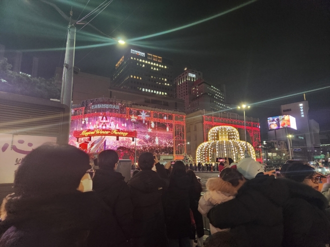 27일 서울 중구 신세계백화점 본점 앞에 미디어파사드를 구경하는 시민들이 모여 있다. 곽소영 기자