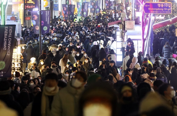 크리스마스 이브인 24일 서울 중구 명동 거리가 시민들로 붐비고 있다. 2022.12.24 뉴시스