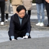 김경수, 노무현 전 대통령 묘역 참배...조만간 문 전 대통령에 인사
