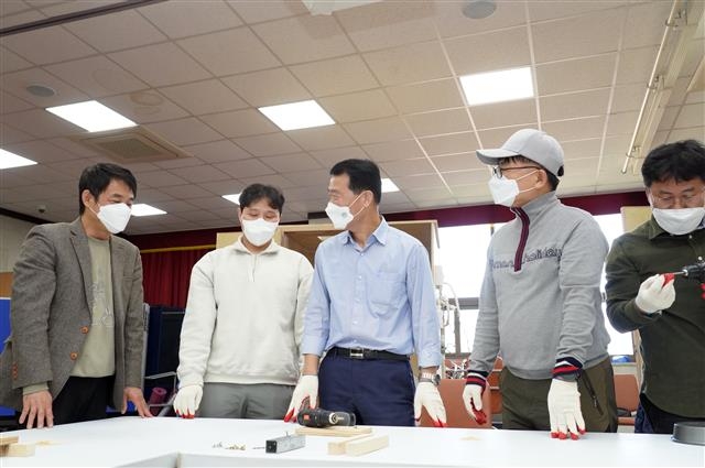 서울 성북구는 행정안전부가 주관한 ‘2022년 공공자원 개방·공유서비스 지방자치단체 실적 평가’에서 최우수 기관으로 선정됐다. 사진은 이승로(왼쪽 세 번째) 성북구청장이 주민 공유 공간 ‘늘품집’에서 주민들과 대화를 나누는 모습. 성북구 제공