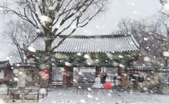 눈 내리는 전주 경기전 앞 풍경. 눈이 귀한 전주에서 마주하기 쉽지 않은 장면이다. 전주의 노포들은 경기전과 한옥마을 주변 구석구석에 숨어 있다. 보물찾기하듯 찾아다니는 재미가 쏠쏠하다.