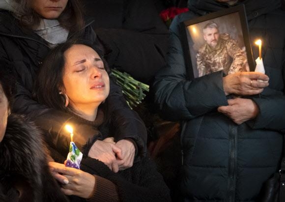 러시아와의 전쟁에 참전했다가 전사한 우크라이나 군인 볼로디미르 예조우의 장례식이 27일(현지시간) 키이우 성 볼로디미르 대성당에서 열린 가운데 아내 올라 예조우가 슬퍼하고 있다. 키이우 AP 연합뉴스