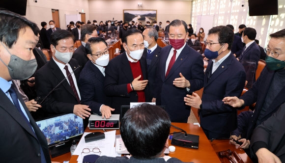 여야 농림축산식품해양수산위원회 위원들이 28일 국회에서 열린 전체회의에서 양곡관리법 개정안의 본회의 직회부 안건 처리를 놓고 설전을 벌이고 있다. 이날 정부의 쌀 시장격리를 의무화하는 내용을 담은 양곡관리법 개정안은 국민의힘 반대 속에 야당 단독으로 국회 본회의에 직회부하기로 의결됐다.  연합뉴스