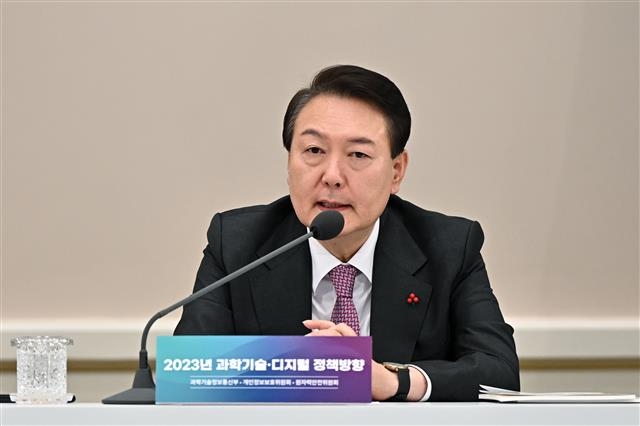 尹 “경제적 가치 있는 과학기술 개발 앞장을”